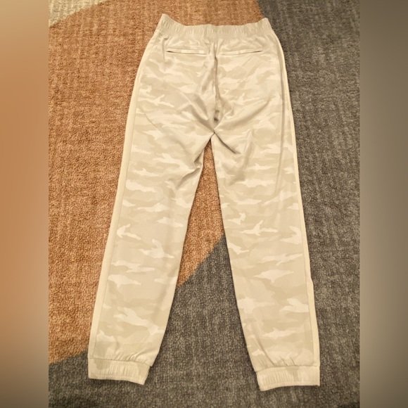 Athleta Brooklyn Camo Jogger Pants Size 0 - Picture 9 of 10